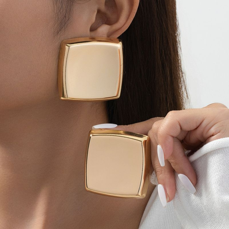 Золотистые металлические серьги-пусеты в форме гладких выпуклых квадратов 1DNS11101CJJ Золотистые металлические серьги-пусеты в форме гладких выпуклых квадратов 1DNS11101CJJ