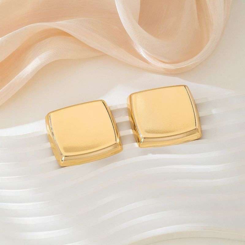 Золотистые металлические серьги-пусеты в форме гладких выпуклых квадратов 1DNS11101CJJ Золотистые металлические серьги-пусеты в форме гладких выпуклых квадратов 1DNS11101CJJ
