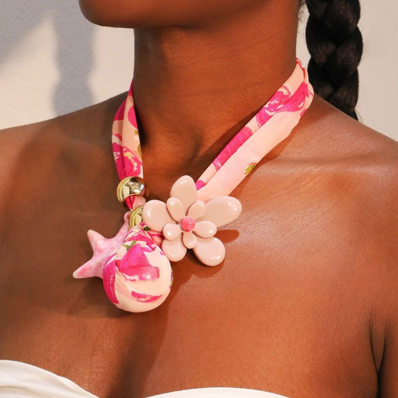 Текстильный чокер с ярким принтом и подвеской-цветком CJP62703