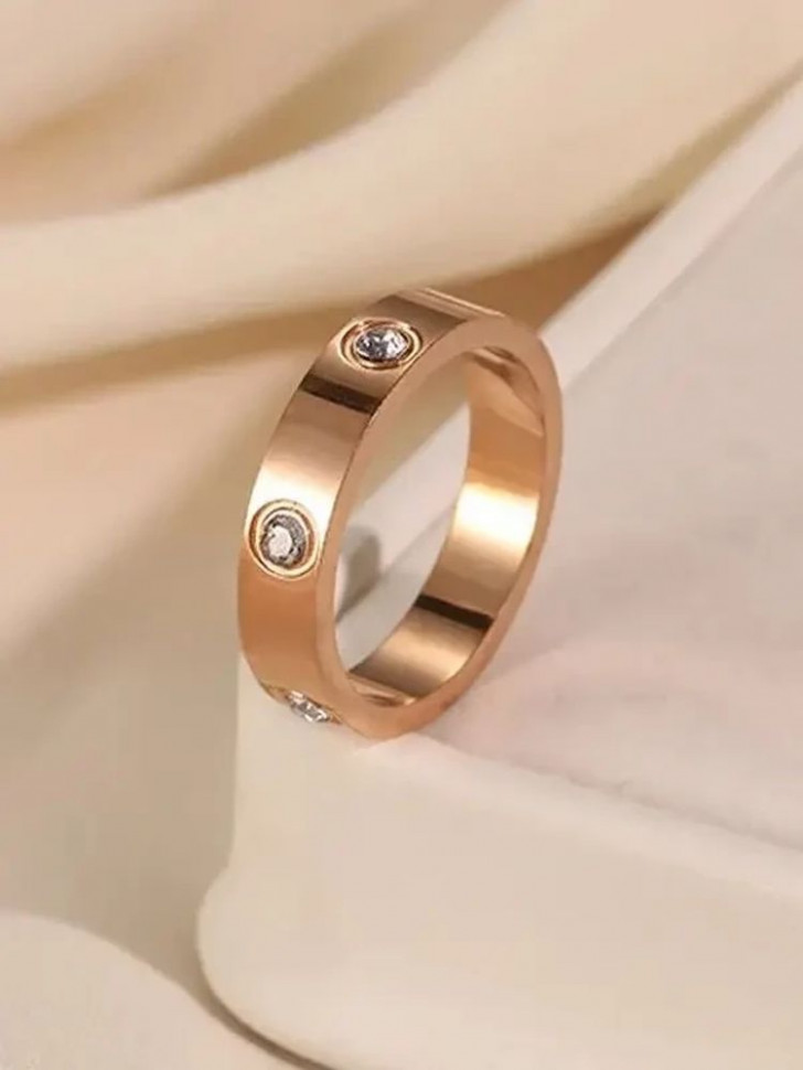 Кольцо стальное с напылением золотом и фианитами J10198CJJ Кольцо стальное с напылением золотом и фианитами J10198CJJ