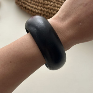 Браслет жесткий массивный из черного акрила CJL16324 Браслет жесткий массивный из черного акрила CJL16324