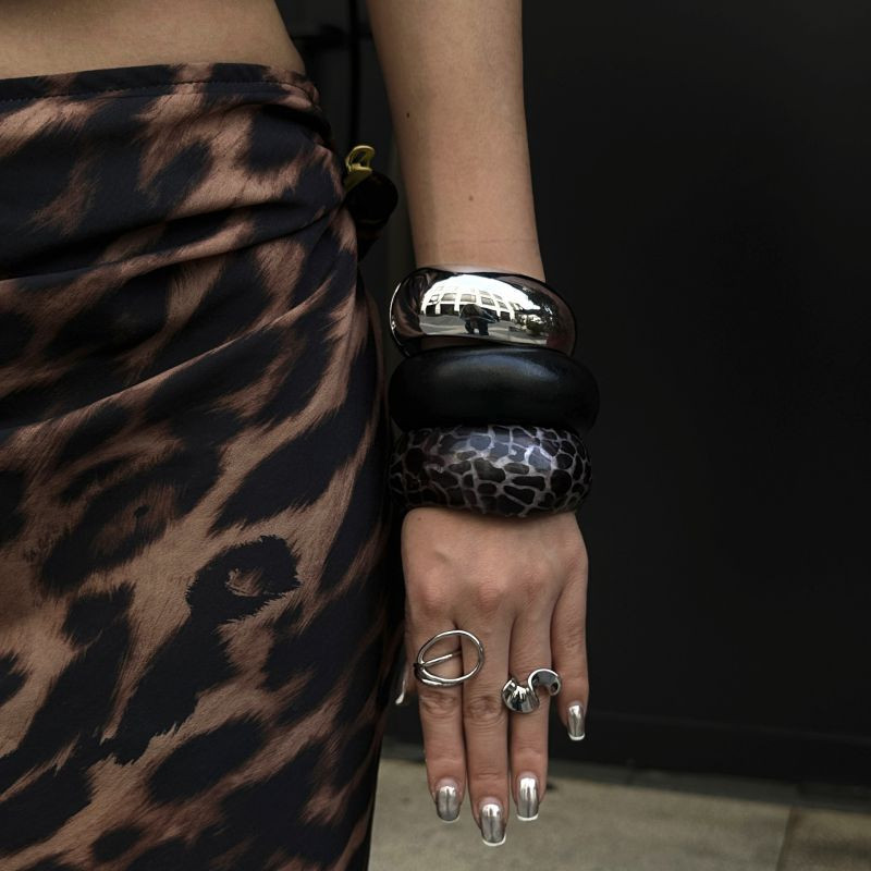 Браслет жесткий массивный из черного акрила CJL16324