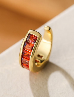 Кольцо-бэнгл с красными багетными кристаллами L98318 Кольцо-бэнгл с красными багетными кристаллами L98318