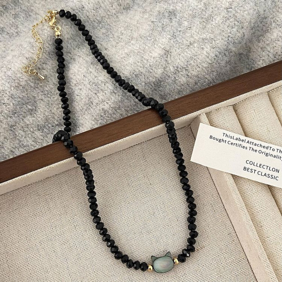 Минималистичные бусы из черного бисера с подвеской-кошкой J11259CJJ