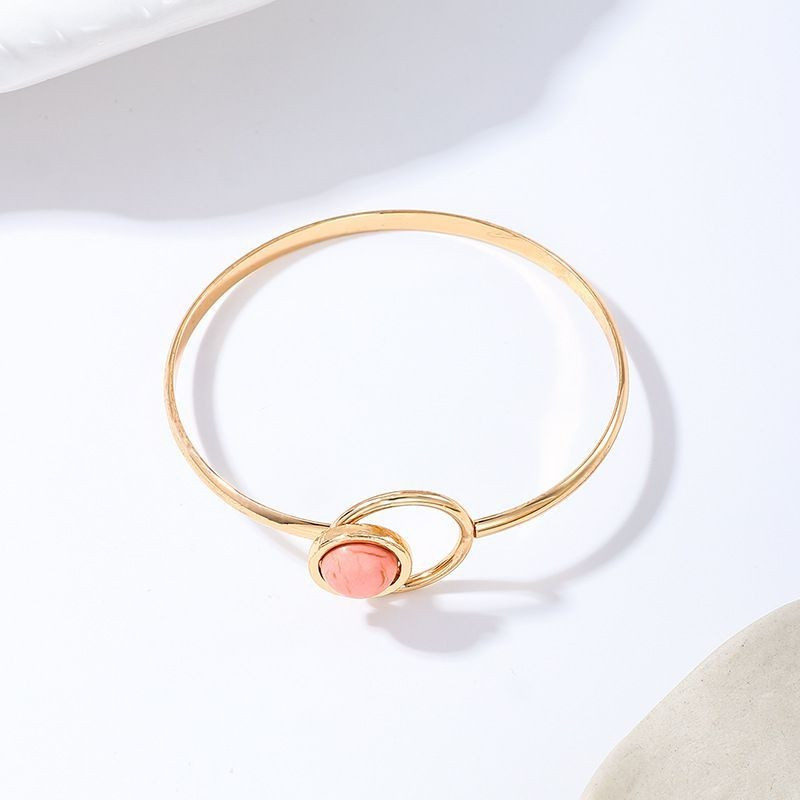 Браслет жесткий тонкий с розовым декоративным камнем CJG26679