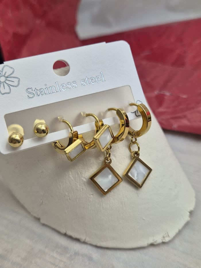 Набор золотистых стальных серег с квадратными подвесками и белой эмалью 1J11491СJJ