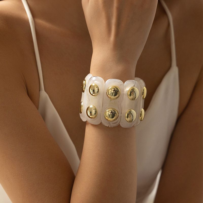 Браслет жесткий широкий с объемными шипами и эмалью CJN88002 Браслет жесткий широкий с объемными шипами и эмалью CJN88002