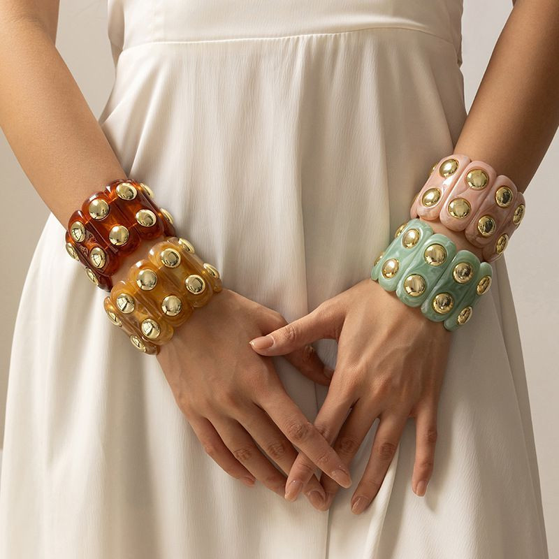 Браслет жесткий широкий с объемными шипами и эмалью CJN88002 Браслет жесткий широкий с объемными шипами и эмалью CJN88002