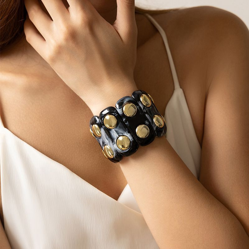 Браслет жесткий широкий с объемными шипами и эмалью CJN88002 Браслет жесткий широкий с объемными шипами и эмалью CJN88002