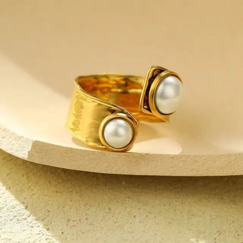 Широкое фактурное кольцо с крупными жемчужинами CJN89890