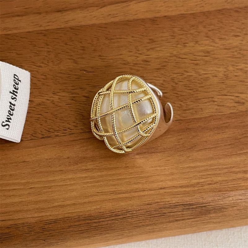 Кольцо с крупным жемчужным диском CJP40992