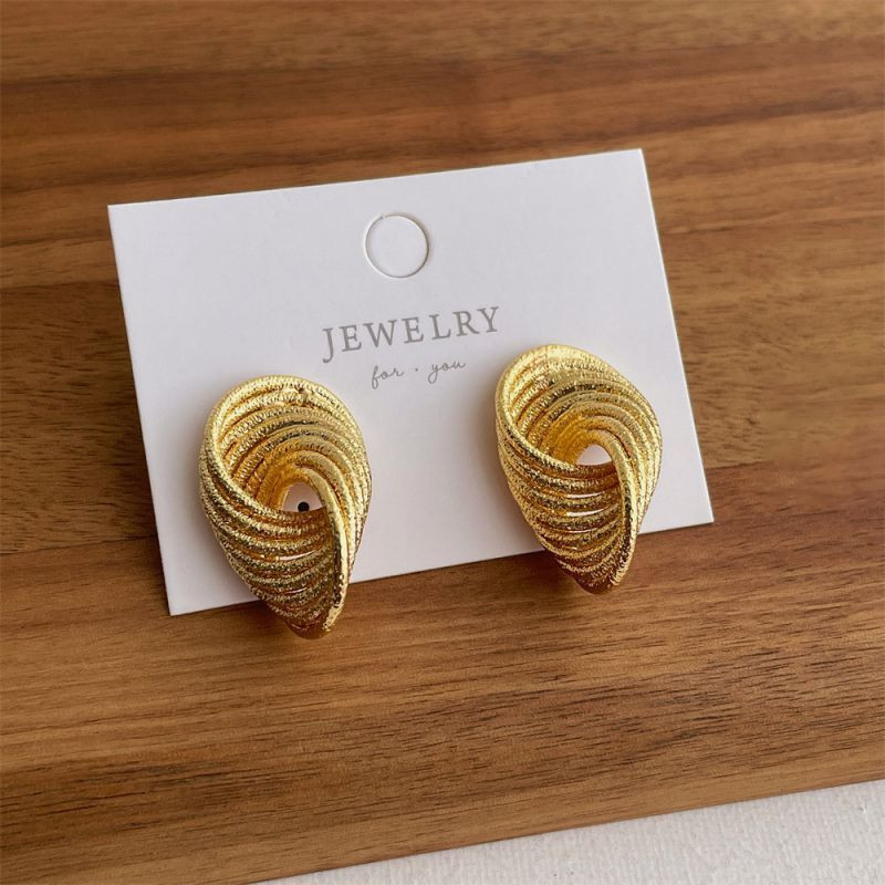 Объемные серьги-пусеты «Вихрь» CJP41146 Объемные серьги-пусеты «Вихрь» CJP41146