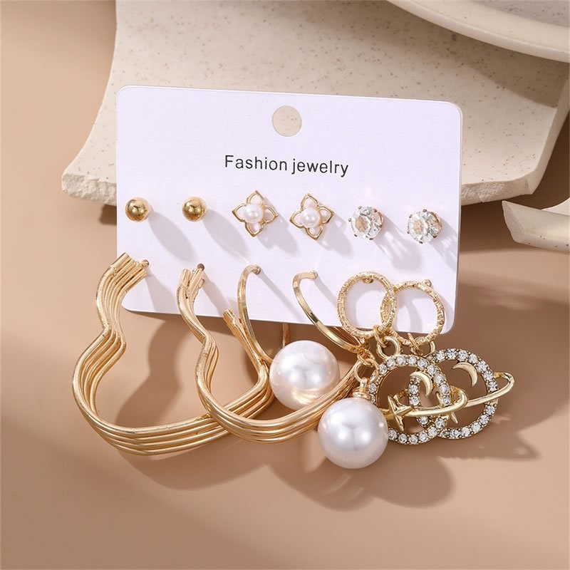 Набор нарядных золотистых серег с крупным жемчугом и сердцами M85856 Набор нарядных золотистых серег с крупным жемчугом и сердцами M85856