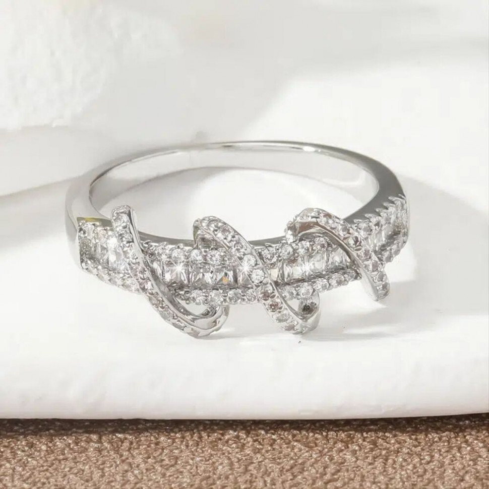 Жесткий браслет с переплетенными линиями и камнями CJJ24566