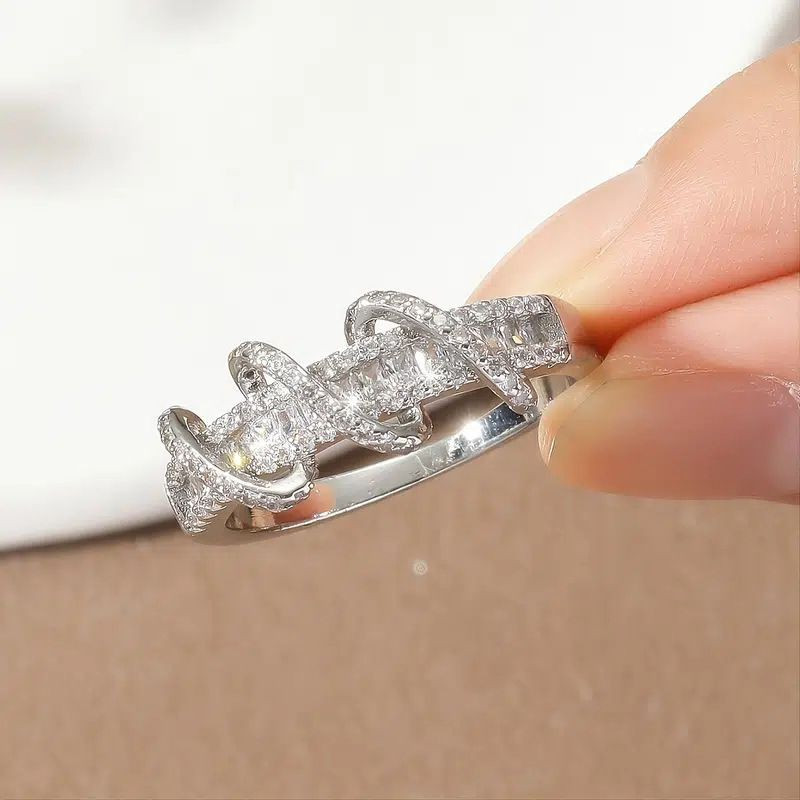 Жесткий браслет с переплетенными линиями и камнями CJJ24566