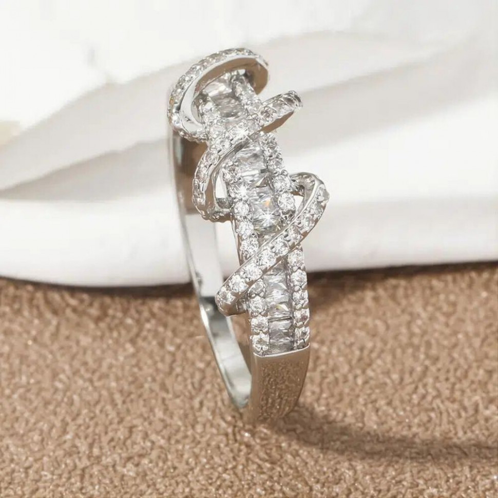 Жесткий браслет с переплетенными линиями и камнями CJJ24566