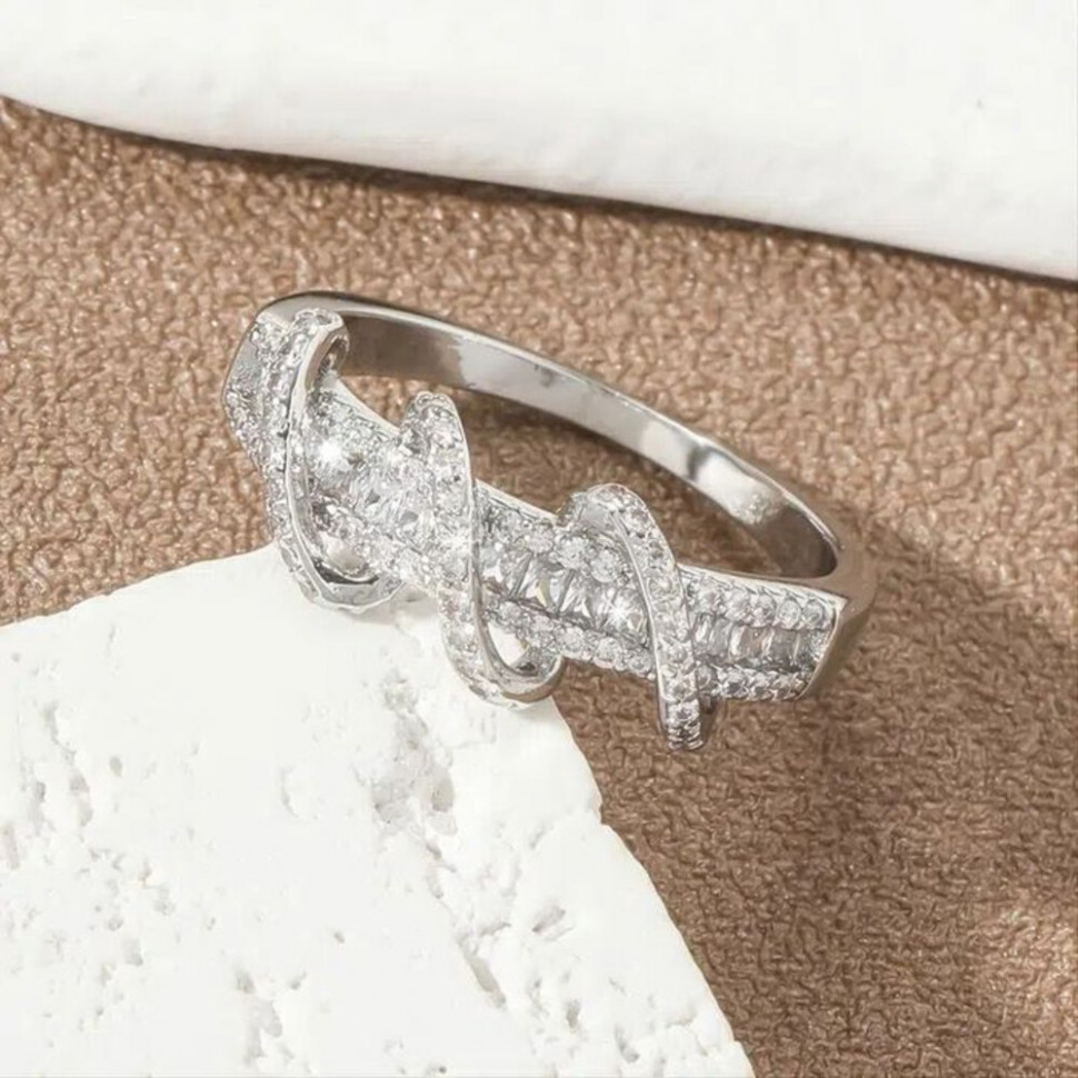 Жесткий браслет с переплетенными линиями и камнями CJJ24566