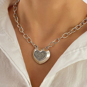 Массивная серебристая цепь с подвеской-сердцем в стиле гравировки CJQ12026