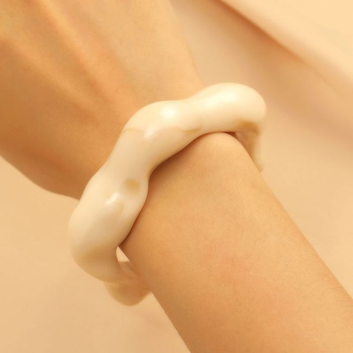 Браслет жесткий волнообразный из цветного полимера CJM62475
