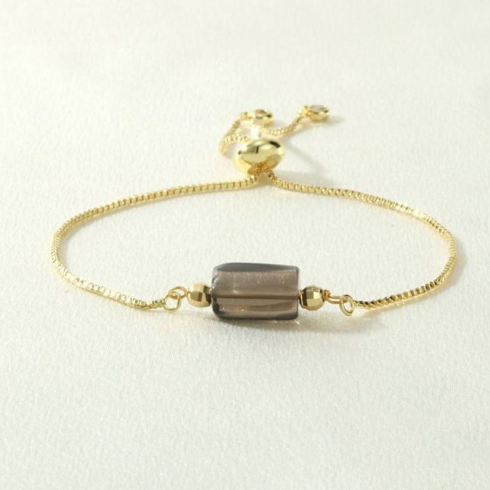 Браслет на золотистой цепочке с цилиндрическим камнем CJM78625