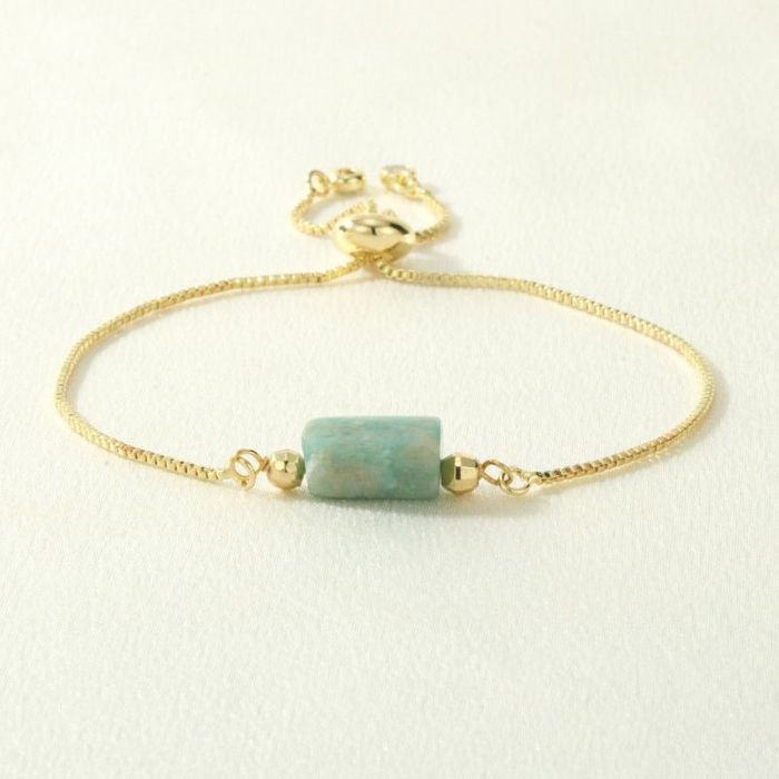 Браслет на золотистой цепочке с цилиндрическим камнем CJM78625