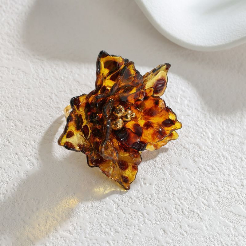 Широкое кольцо-цветок с анималистичным принтом и эмалью CJT01012