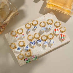 Золотистые серьги-конго с изящными цветными подвесками CJN49712 Золотистые серьги-конго с изящными цветными подвесками CJN49712