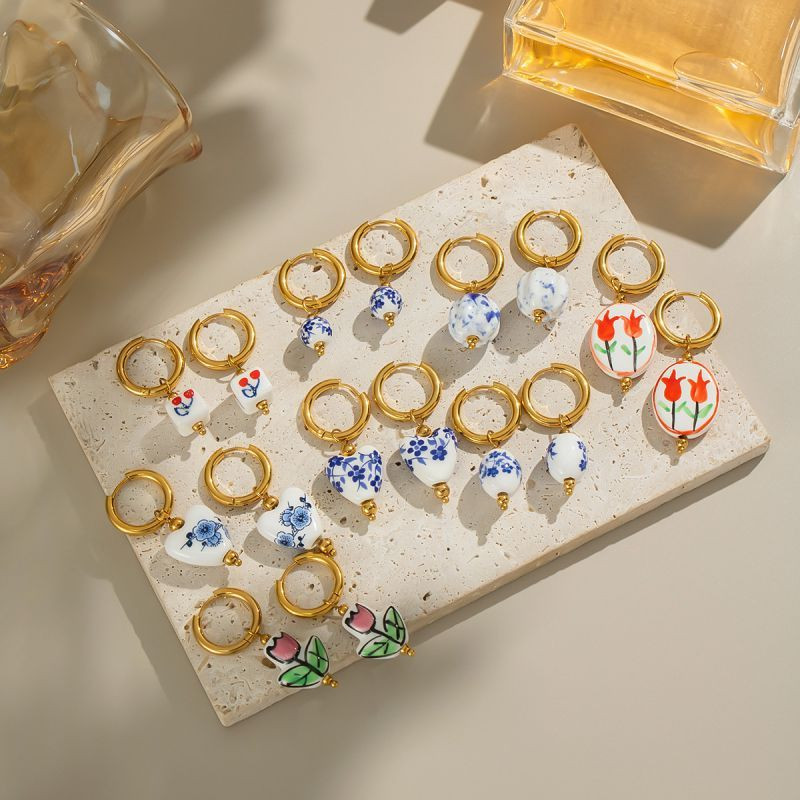 Золотистые серьги-конго с изящными цветными подвесками CJN49712