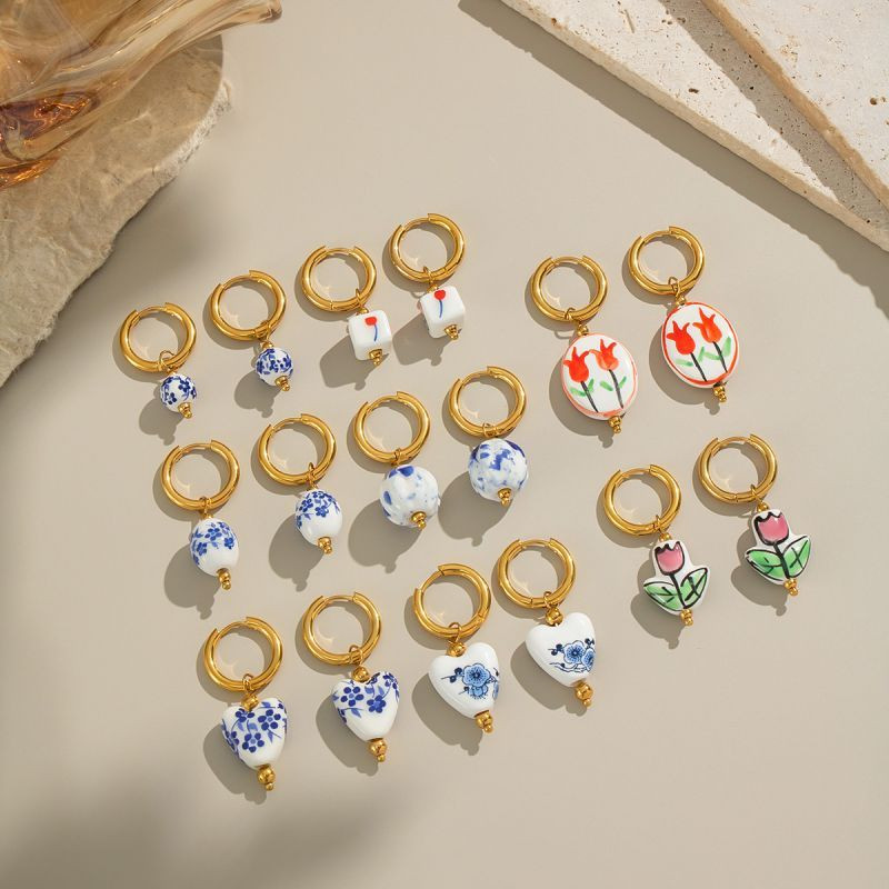 Золотистые серьги-конго с изящными цветными подвесками CJN49712