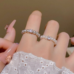 Белое кольцо с жемчугом и бриллиантами CJX86930
