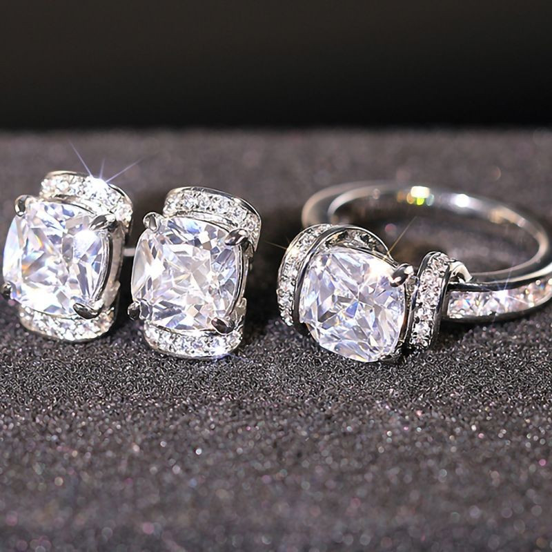 Роскошное кольцо с двойной шинкой и крупным кристаллом кушон с россыпью фианитов CJG68418