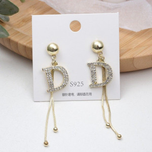 Длинные серьги с буквой D и тонкими цепочками CJG39073