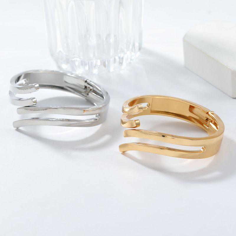 Браслет жесткий тройной разомкнутый из золотистой стали CJH74590