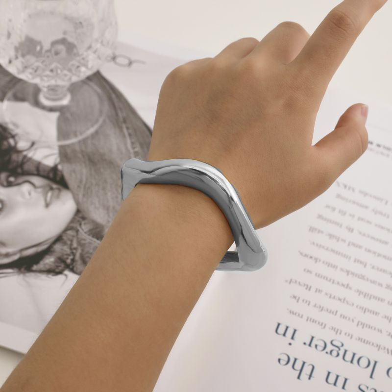 Браслет жесткий вогнутый с зеркальной полировкой CJJ01808