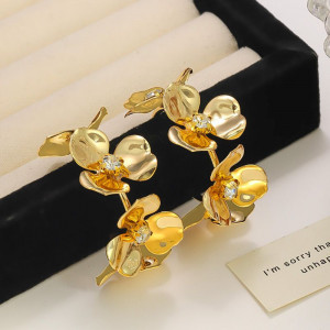 Крупные золотистые серьги-кольца с объемными цветами и стразами CJH35038