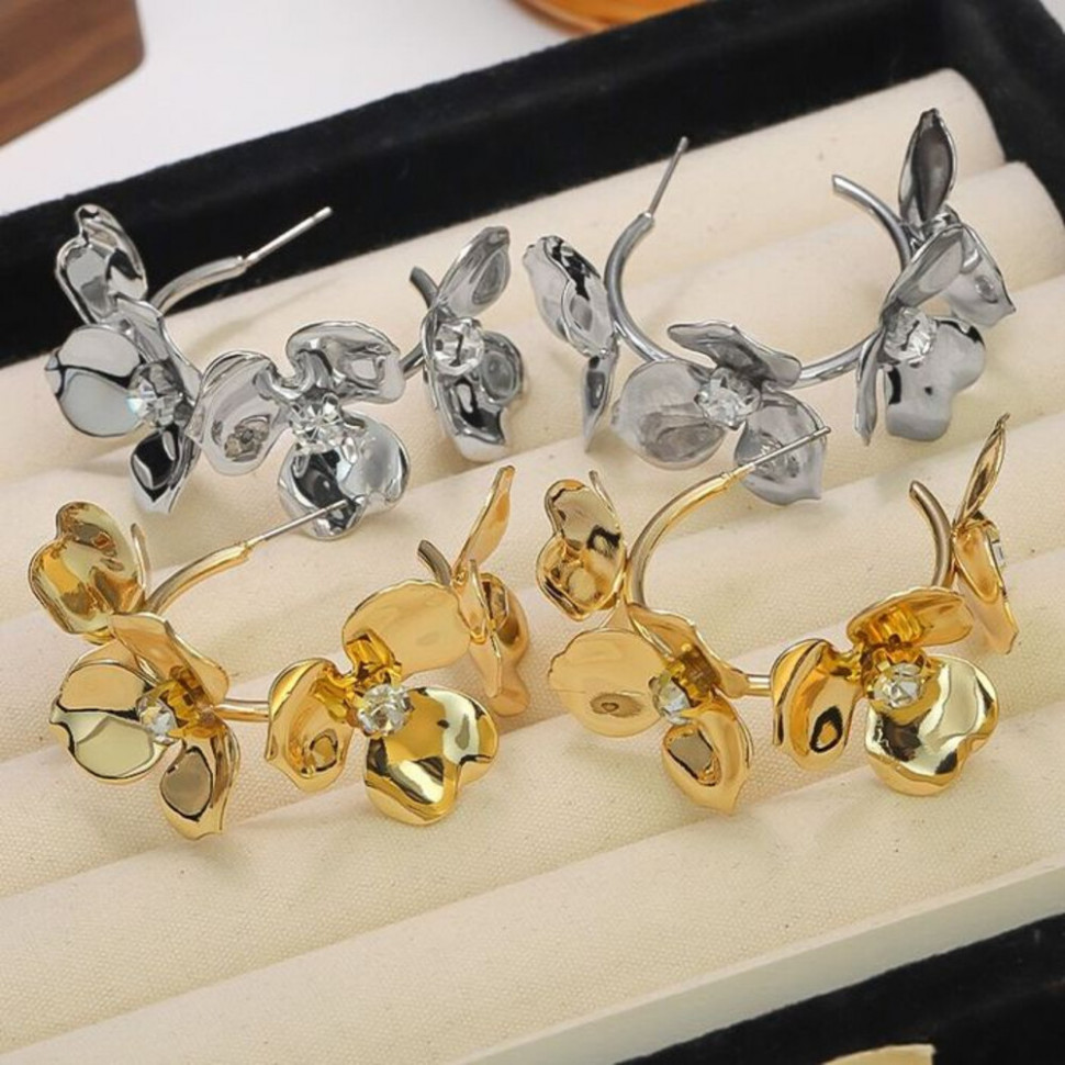 Крупные золотистые серьги-кольца с объемными цветами и стразами CJH35038