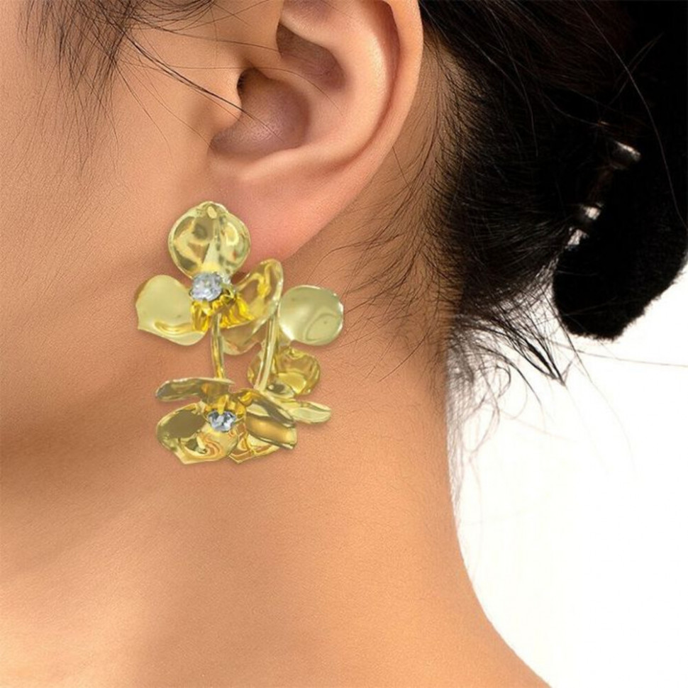 Крупные золотистые серьги-кольца с объемными цветами и стразами CJH35038