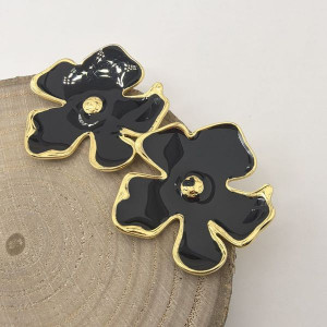 Серьги-пусеты Цветы крупные с черной эмалью CJL35978 Серьги-пусеты Цветы крупные с черной эмалью CJL35978