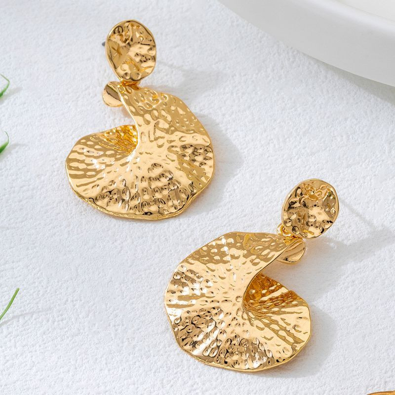 Акцентные серьги-пусеты золотистые волны CJQ30775