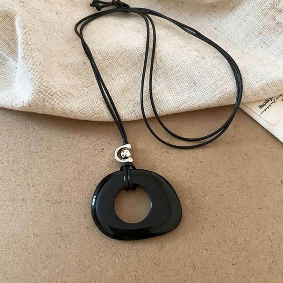 Длинный текстильный лариат с крупным черным кольцом CJJ10453 Длинный текстильный лариат с крупным черным кольцом CJJ10453