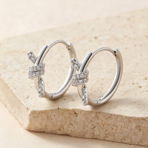 Серебристые серьги с витым элементом и цирконом CJX78012