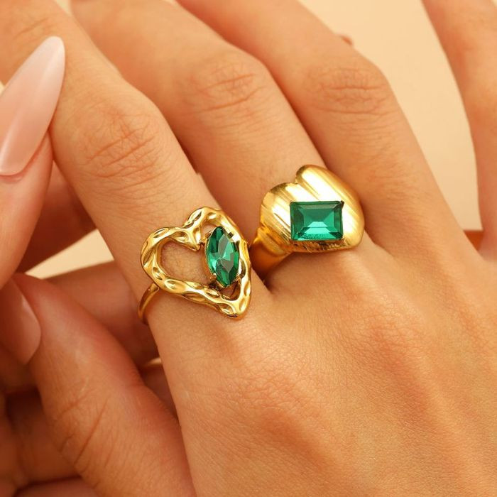 Широкое разомкнутое кольцо из стали с фактурой мятого металла CJM62357