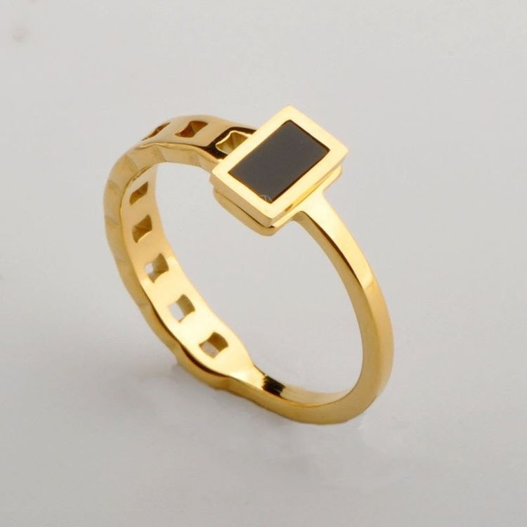 Тонкое кольцо с черной прямоугольной вставкой из эмали J11169CJJ