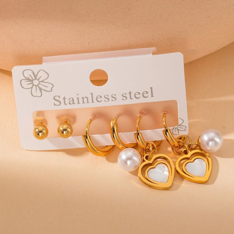 Набор золотистых стальных серег с жемчугом и контурными сердцами J11493CJJ