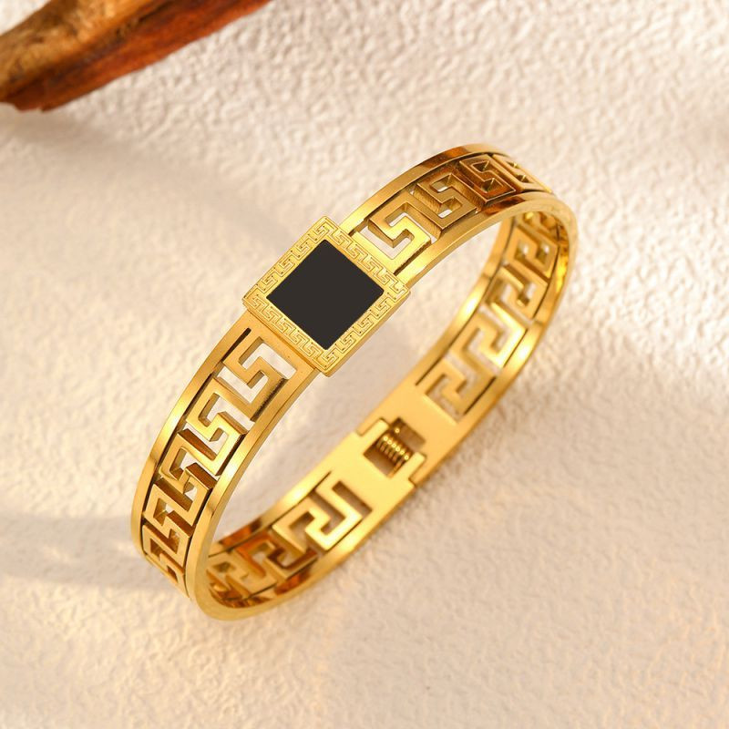 Браслет жесткий с античным узором и черной эмалью CJL19786