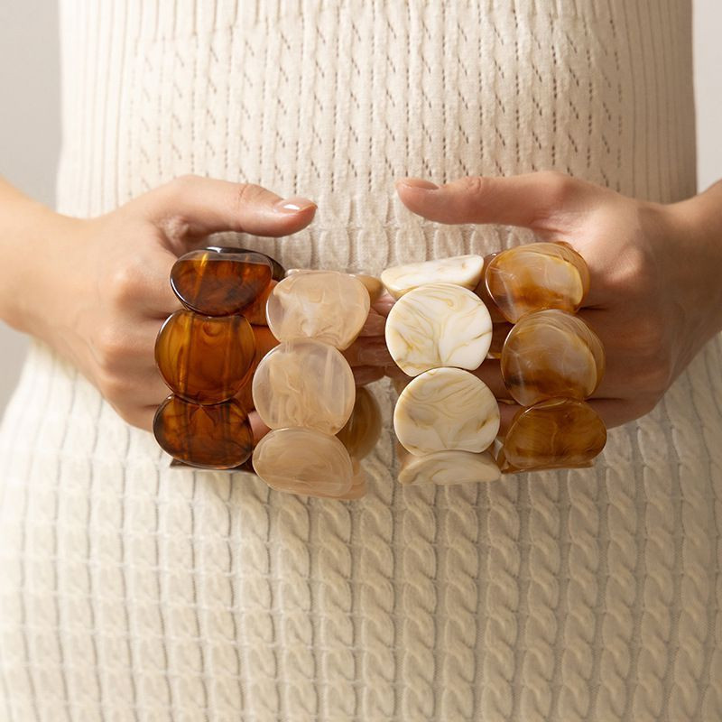 Браслет жесткий акриловый в форме объемного банта CJN88004