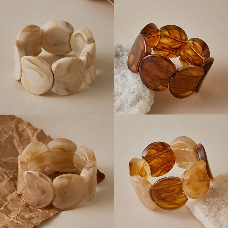 Браслет жесткий акриловый в форме объемного банта CJN88004