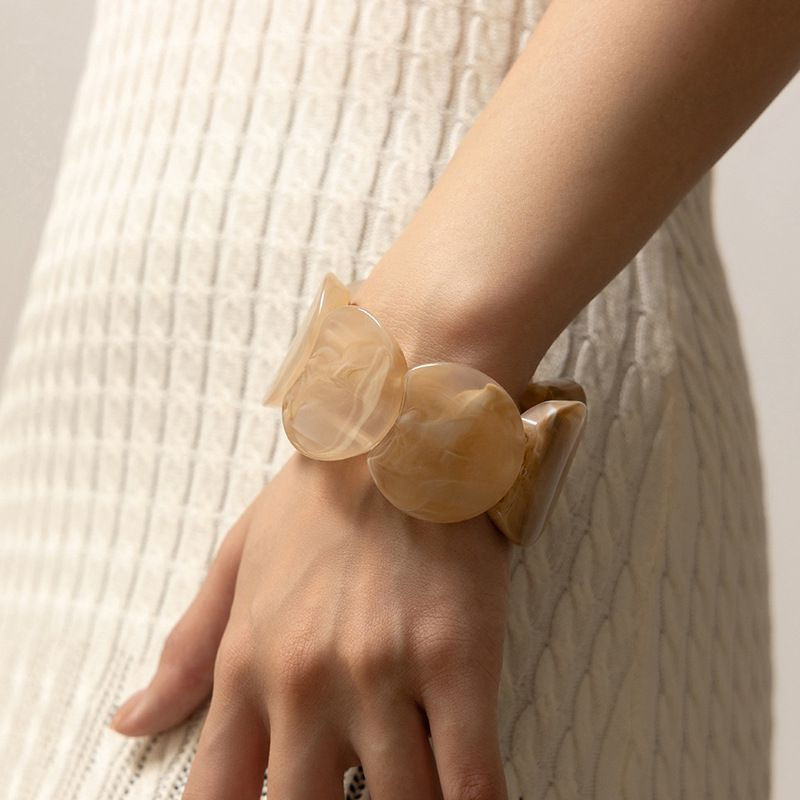 Браслет жесткий акриловый в форме объемного банта CJN88004