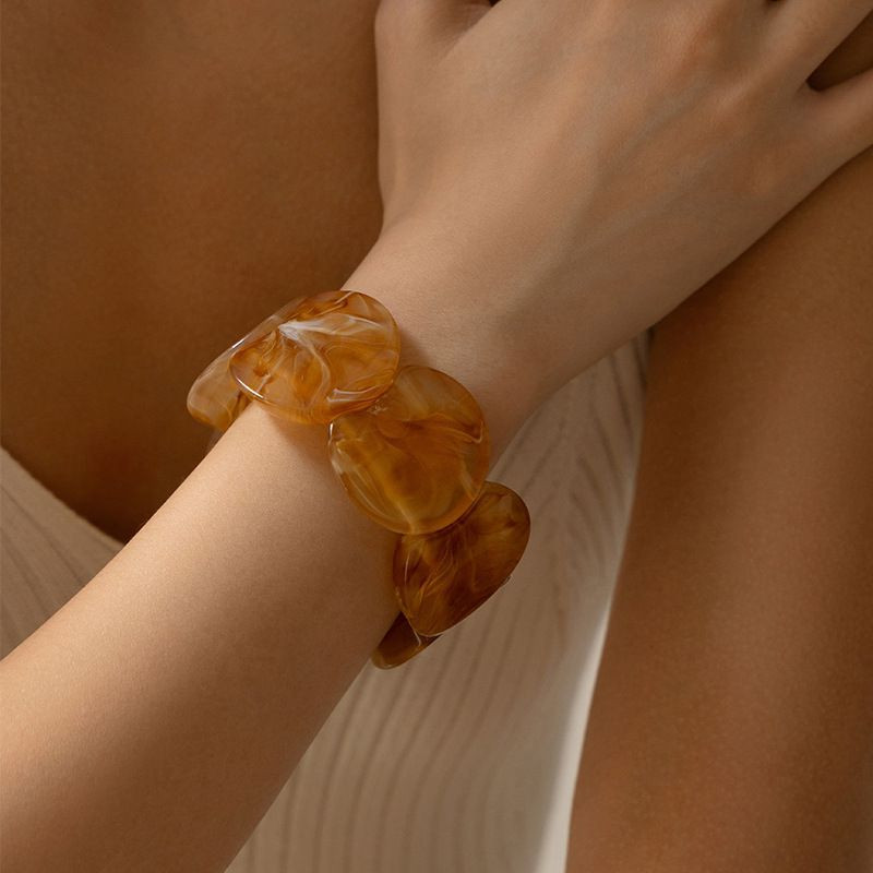 Браслет жесткий акриловый в форме объемного банта CJN88004