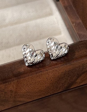 Серебристые серьги-пусеты «Жатые сердца» Z03322 Серебристые серьги-пусеты «Жатые сердца» Z03322